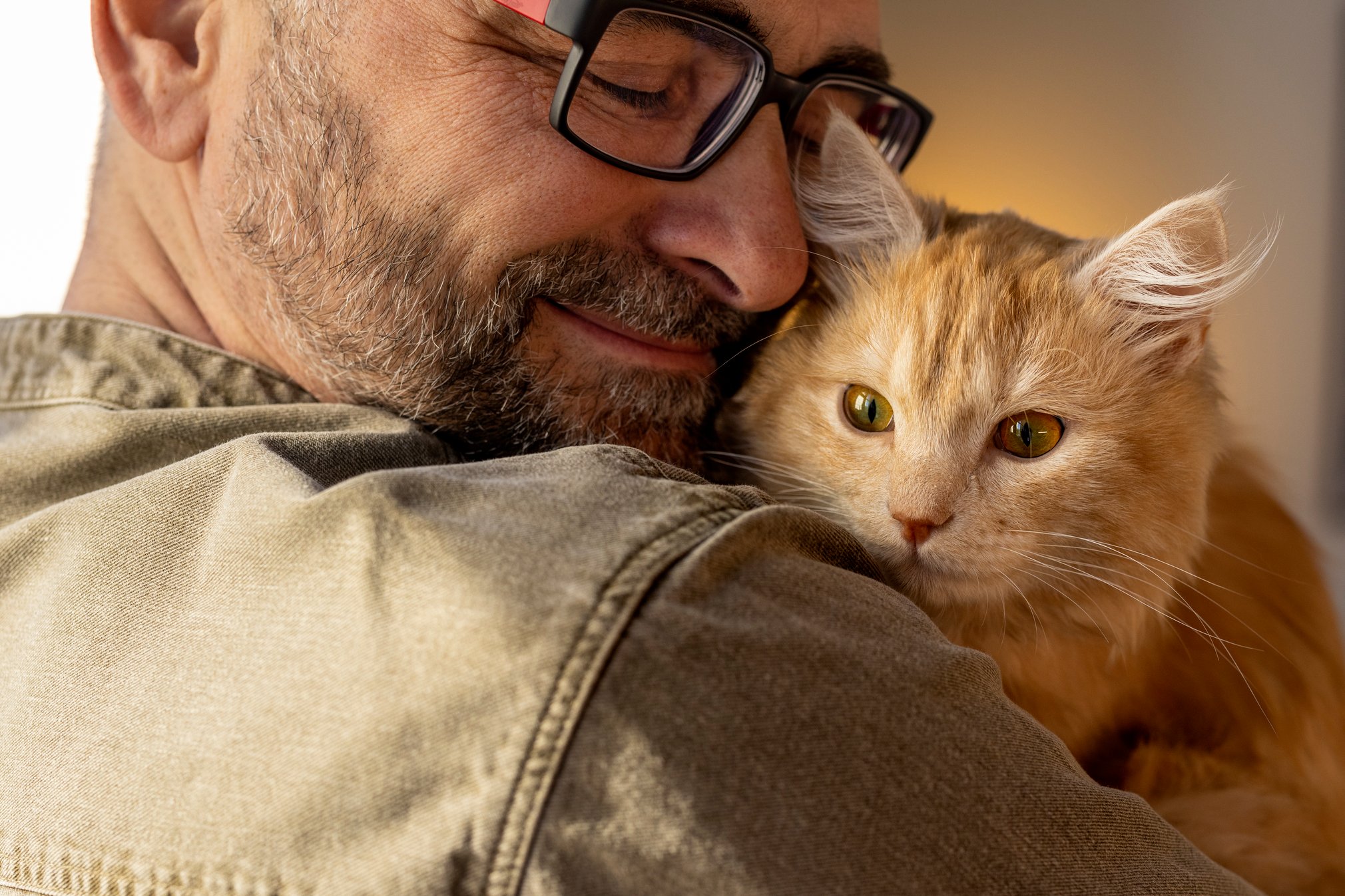 anciano-con-gato-mascota (1)